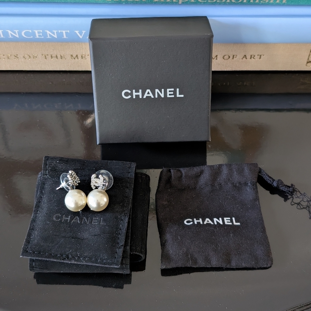 CC Chanel Pearl Drop Earrings - Picture 2 of 4